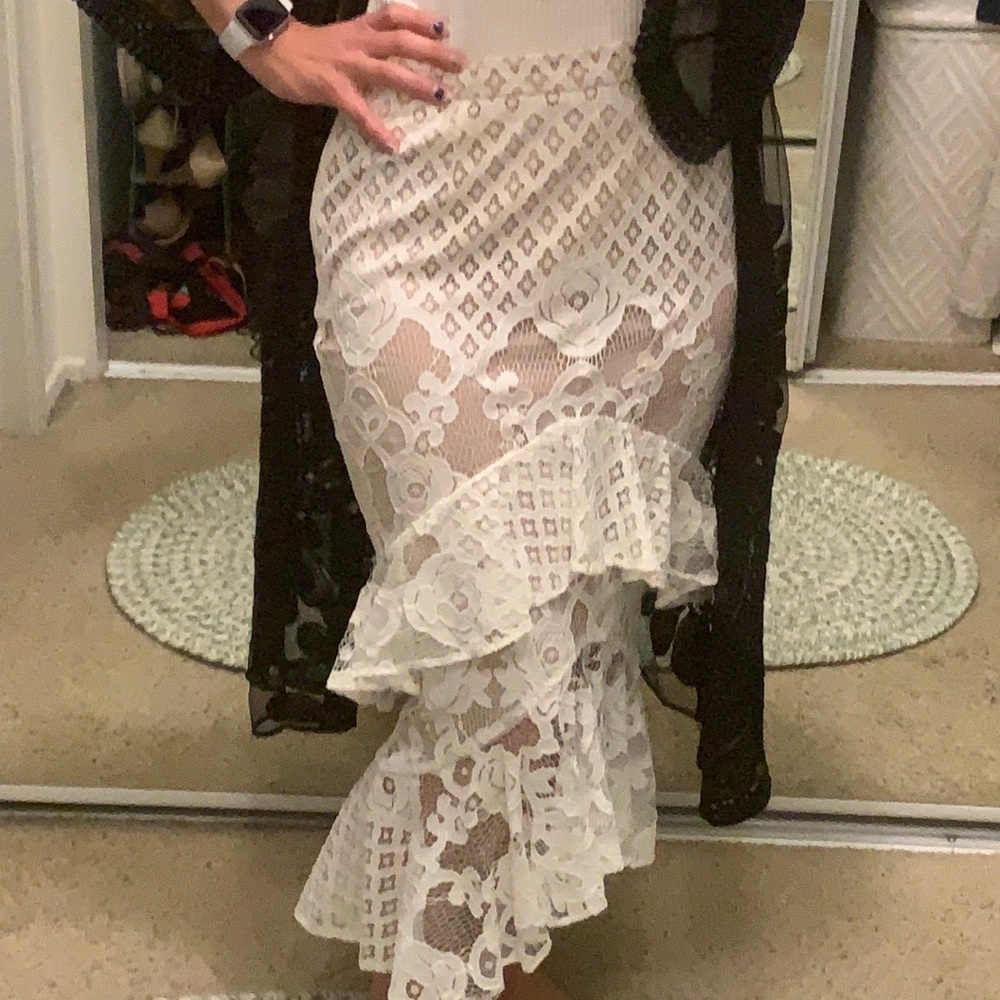 Gorgeous no flaws white Lace for love & lemon skirt. No flaws sz 4 or 6